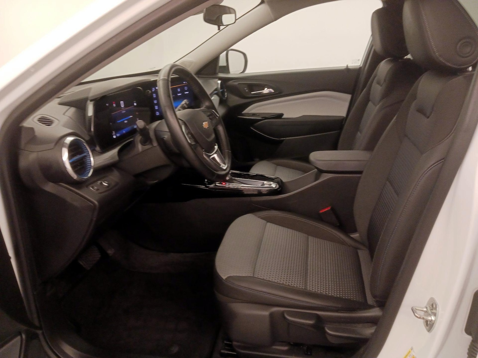 2025 Chevrolet Trax LT - Photo 12