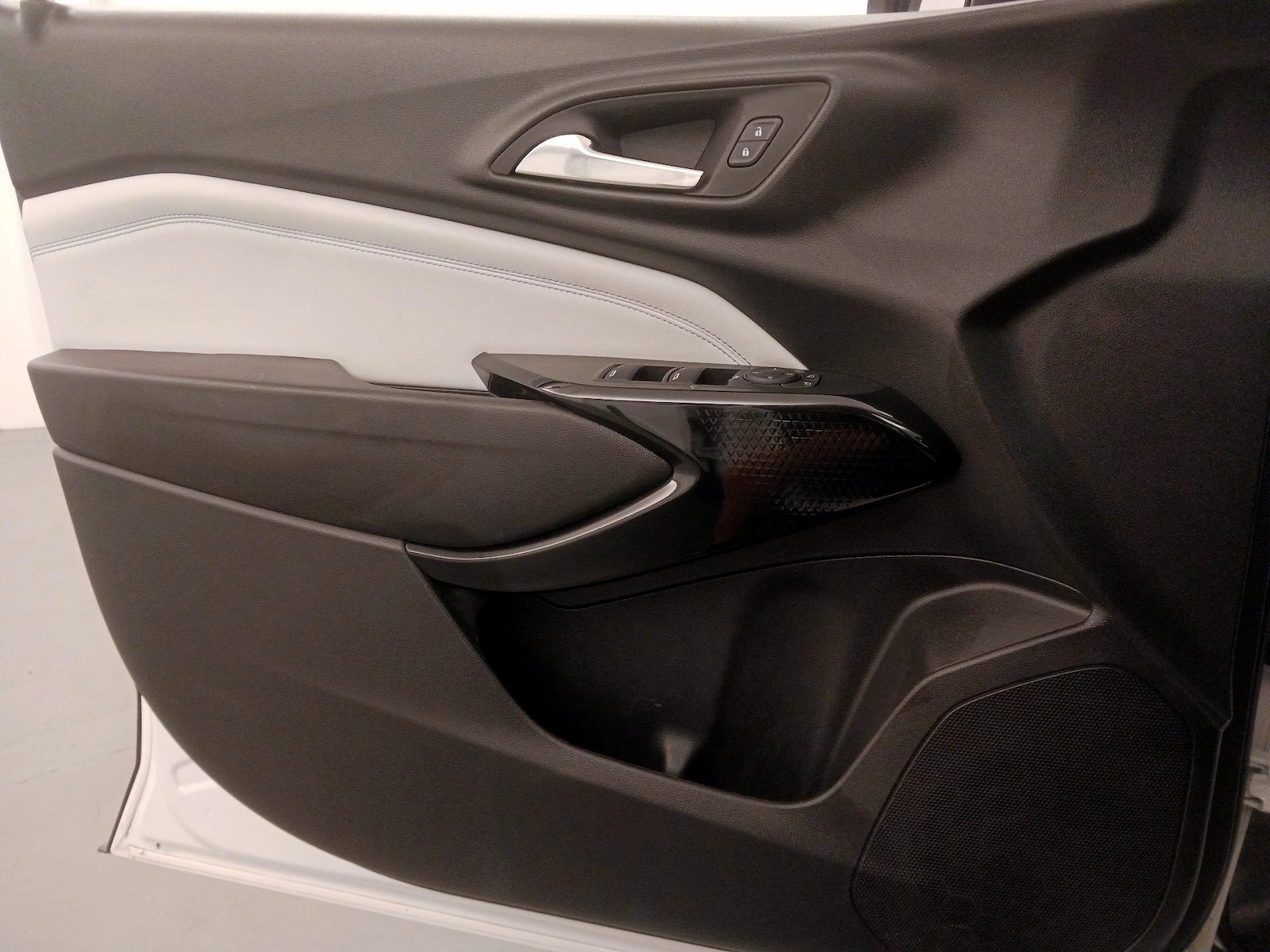 2025 Chevrolet Trax LT - Photo 13