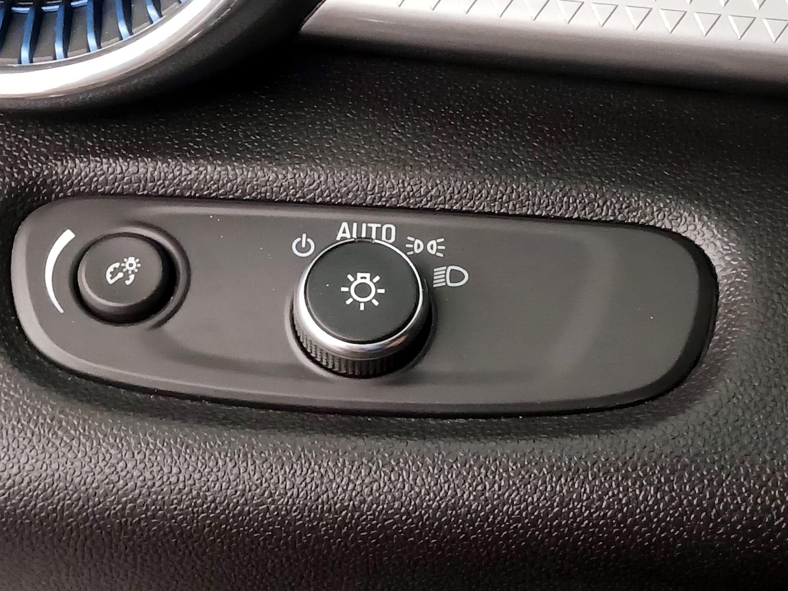 2025 Chevrolet Trax LT - Photo 14