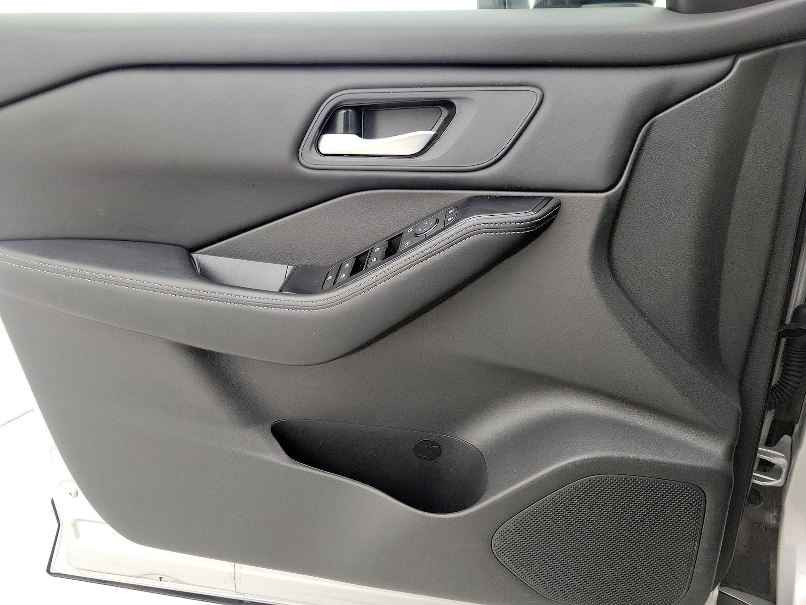 2025 Nissan Rogue SV - Photo 13