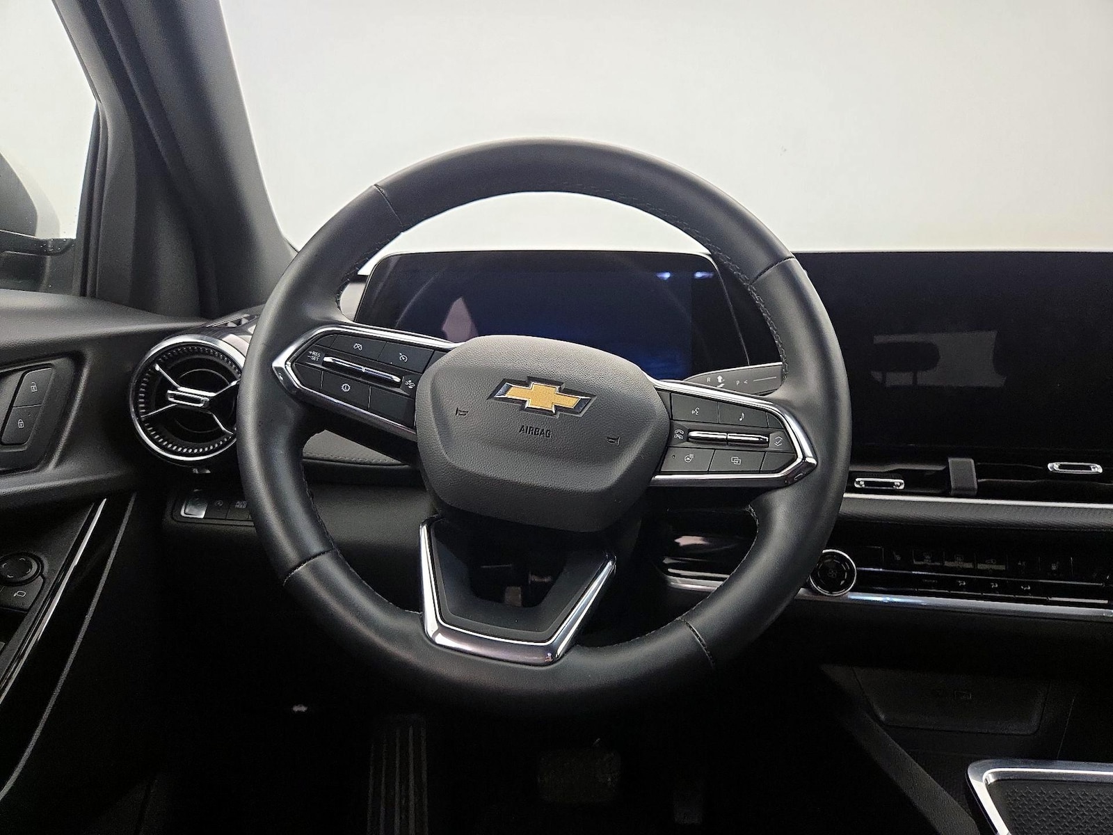 2025 Chevrolet Equinox LT - Photo 11