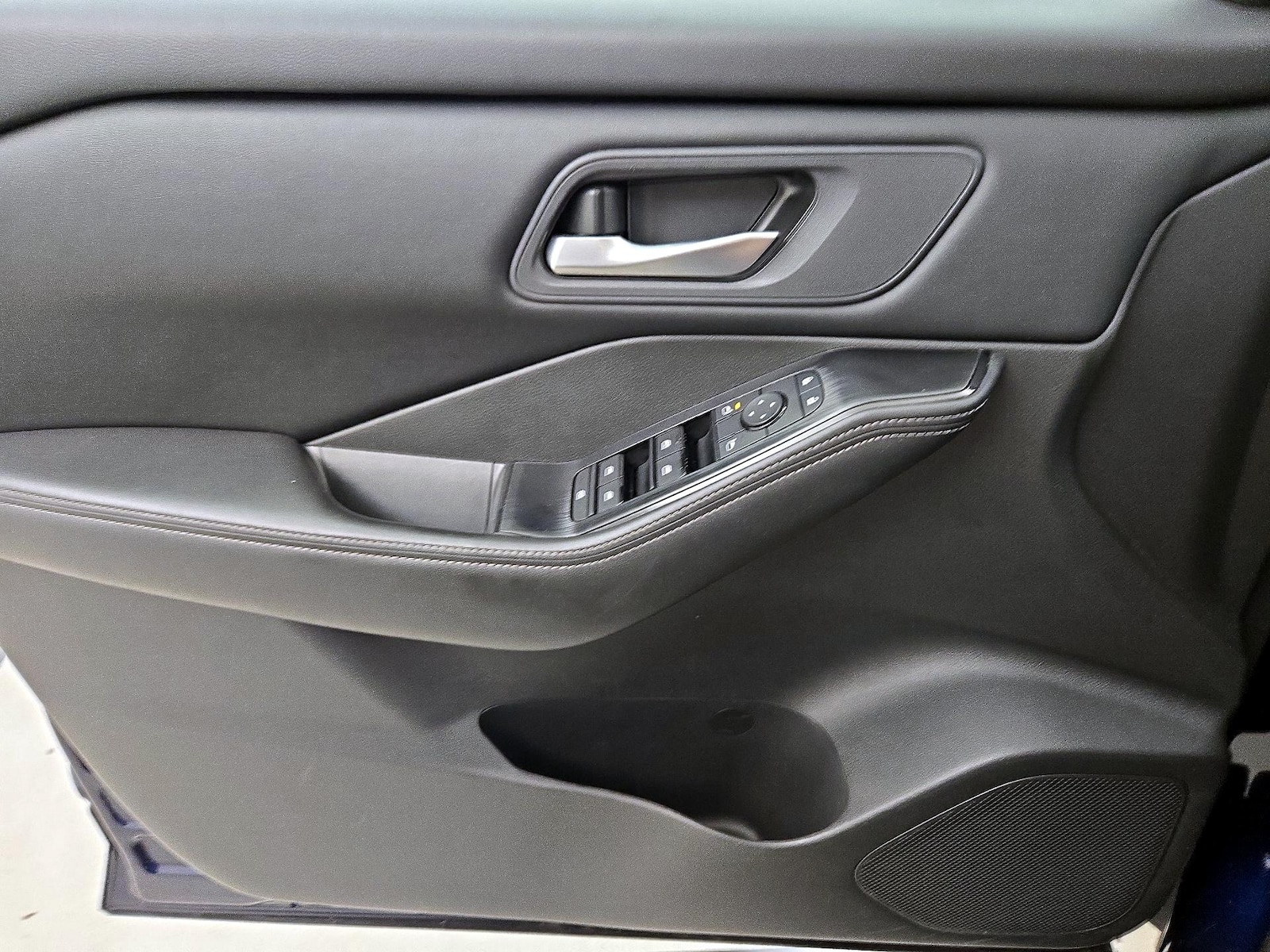 2025 Nissan Rogue SV - Photo 13
