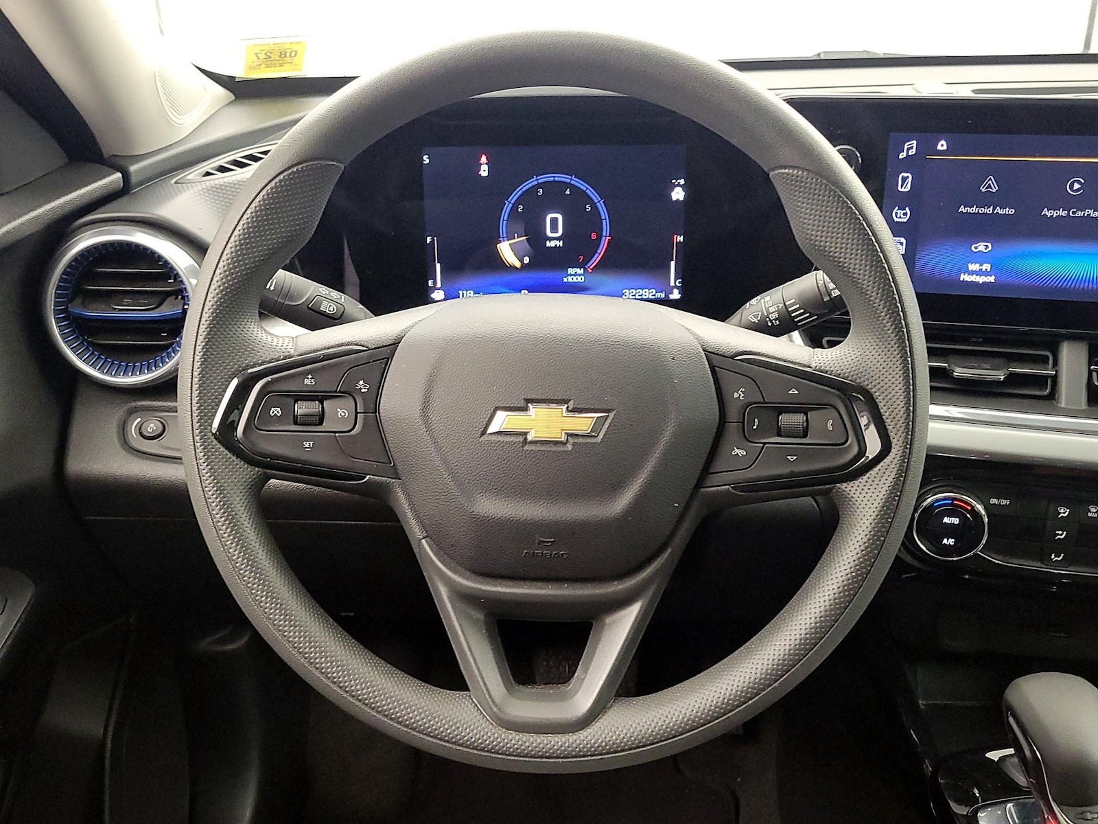 2025 Chevrolet Trax LT - Photo 11