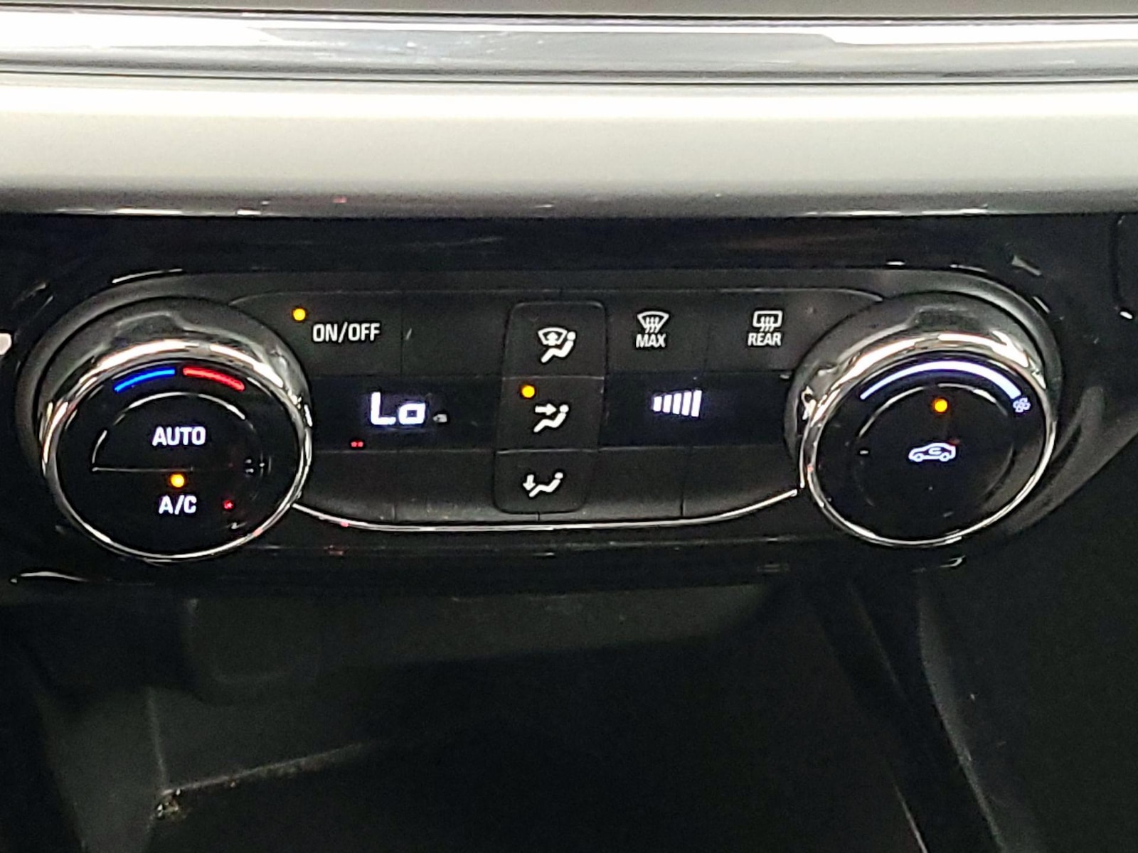 2025 Chevrolet Trax LT - Photo 17