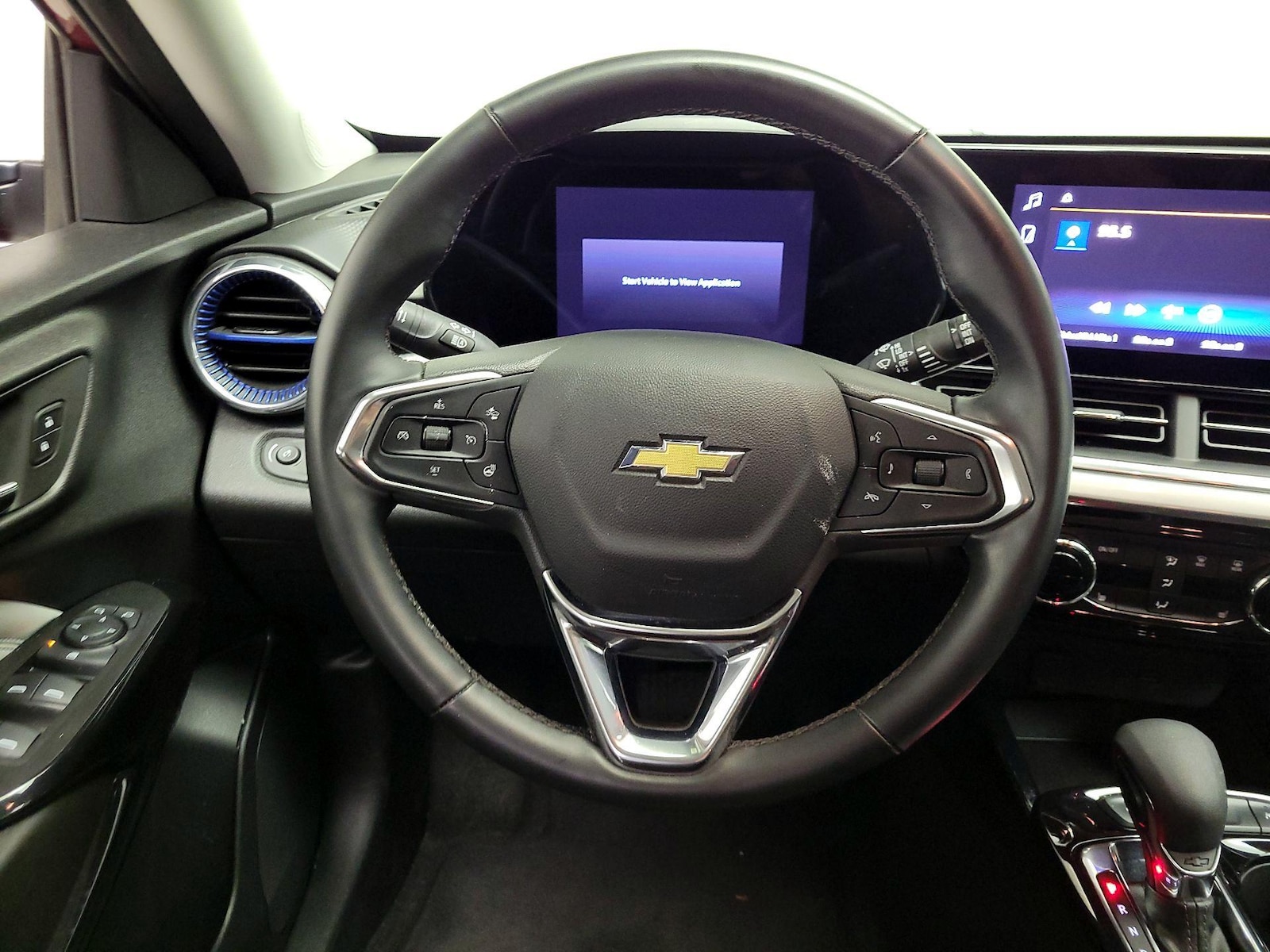 2025 Chevrolet Trax LT - Photo 11