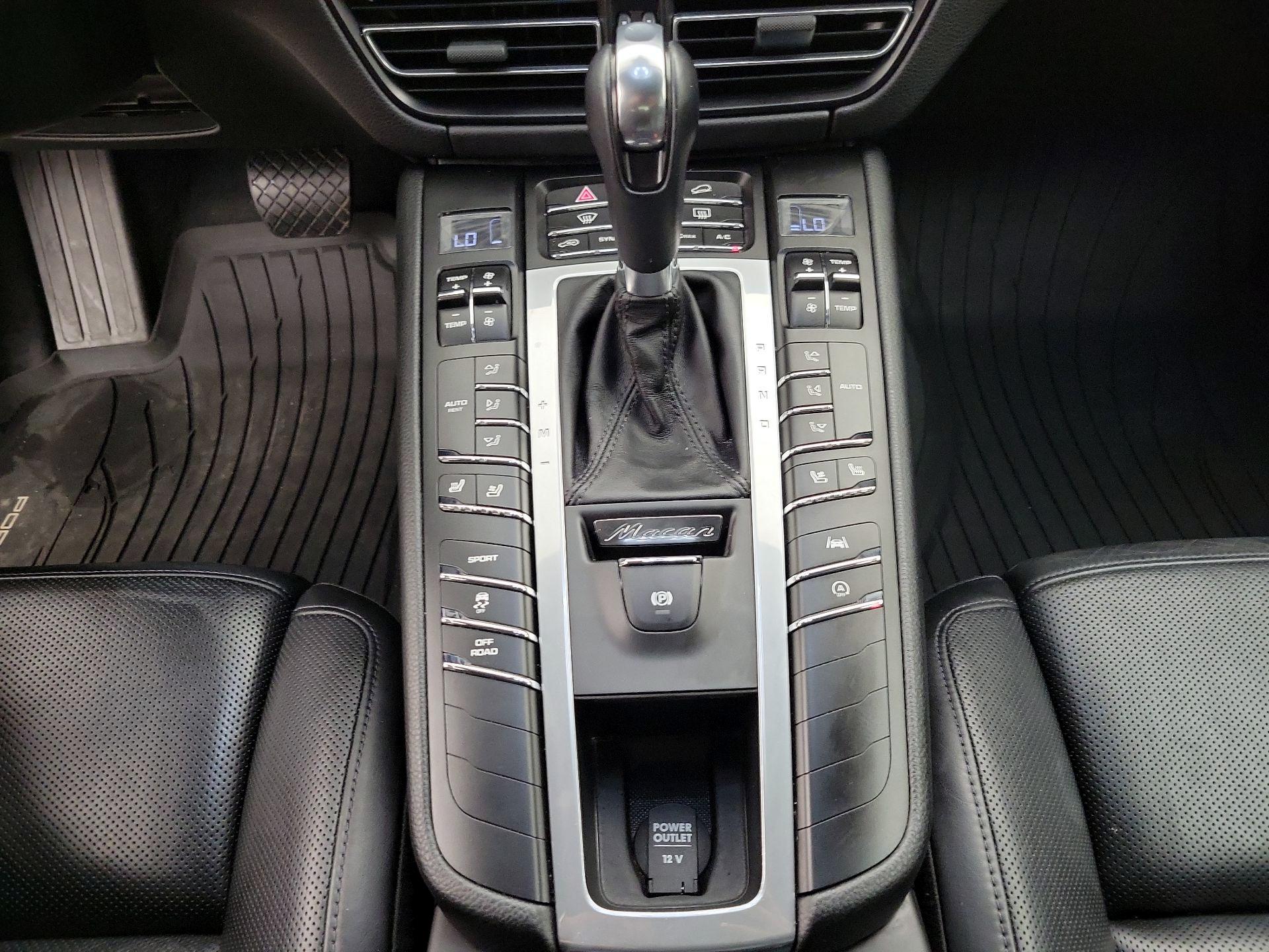 Thumbnail: 2021 Porsche Macan - 18