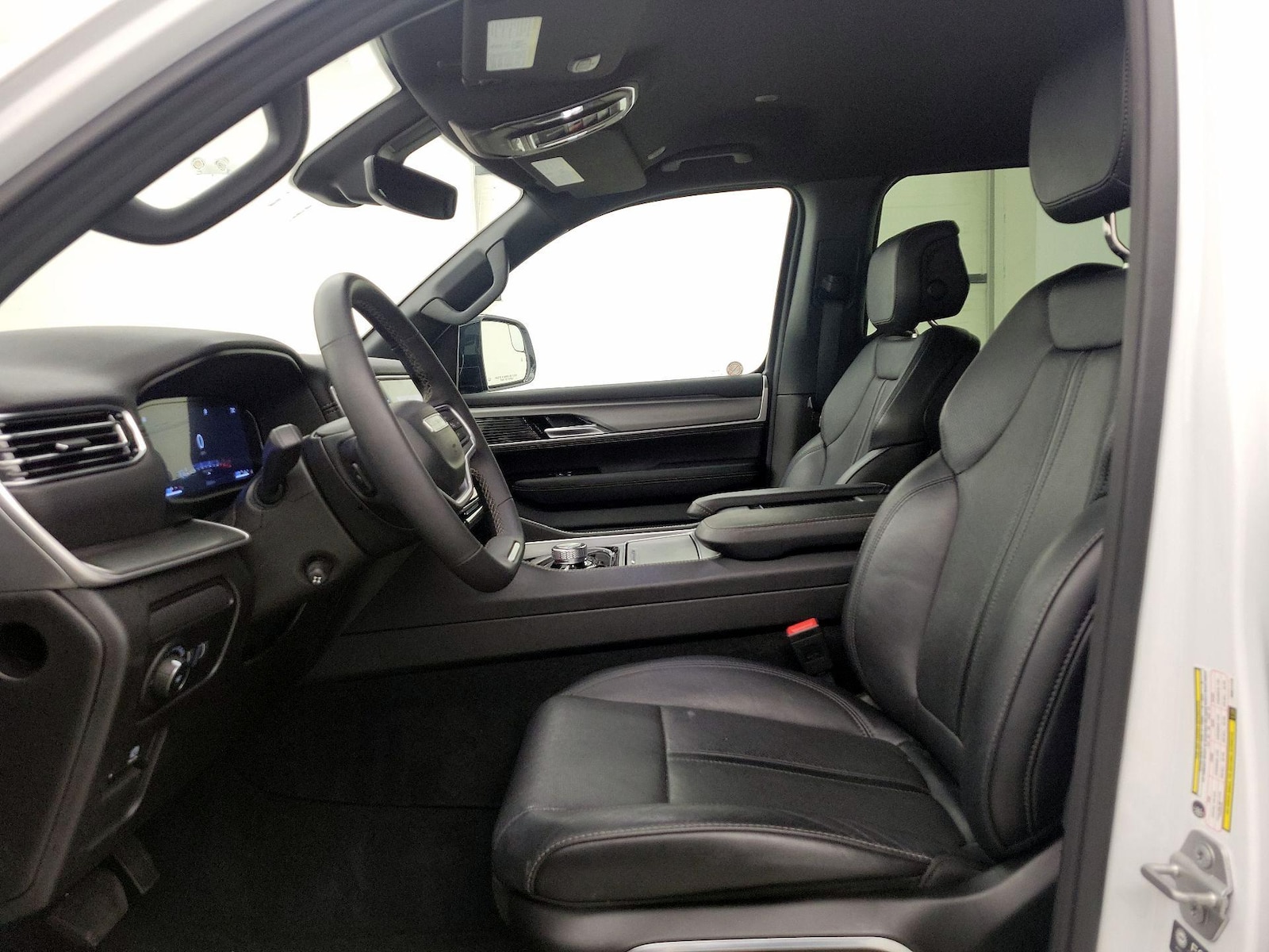2025 Jeep Wagoneer L Series II - Photo 12