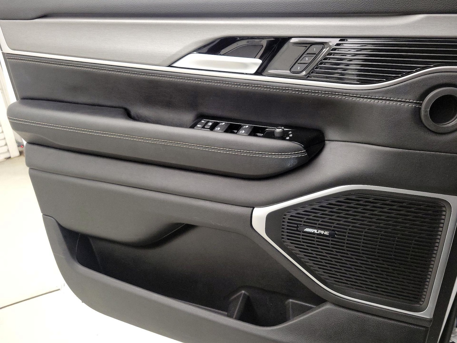 2025 Jeep Wagoneer L Series II - Photo 13