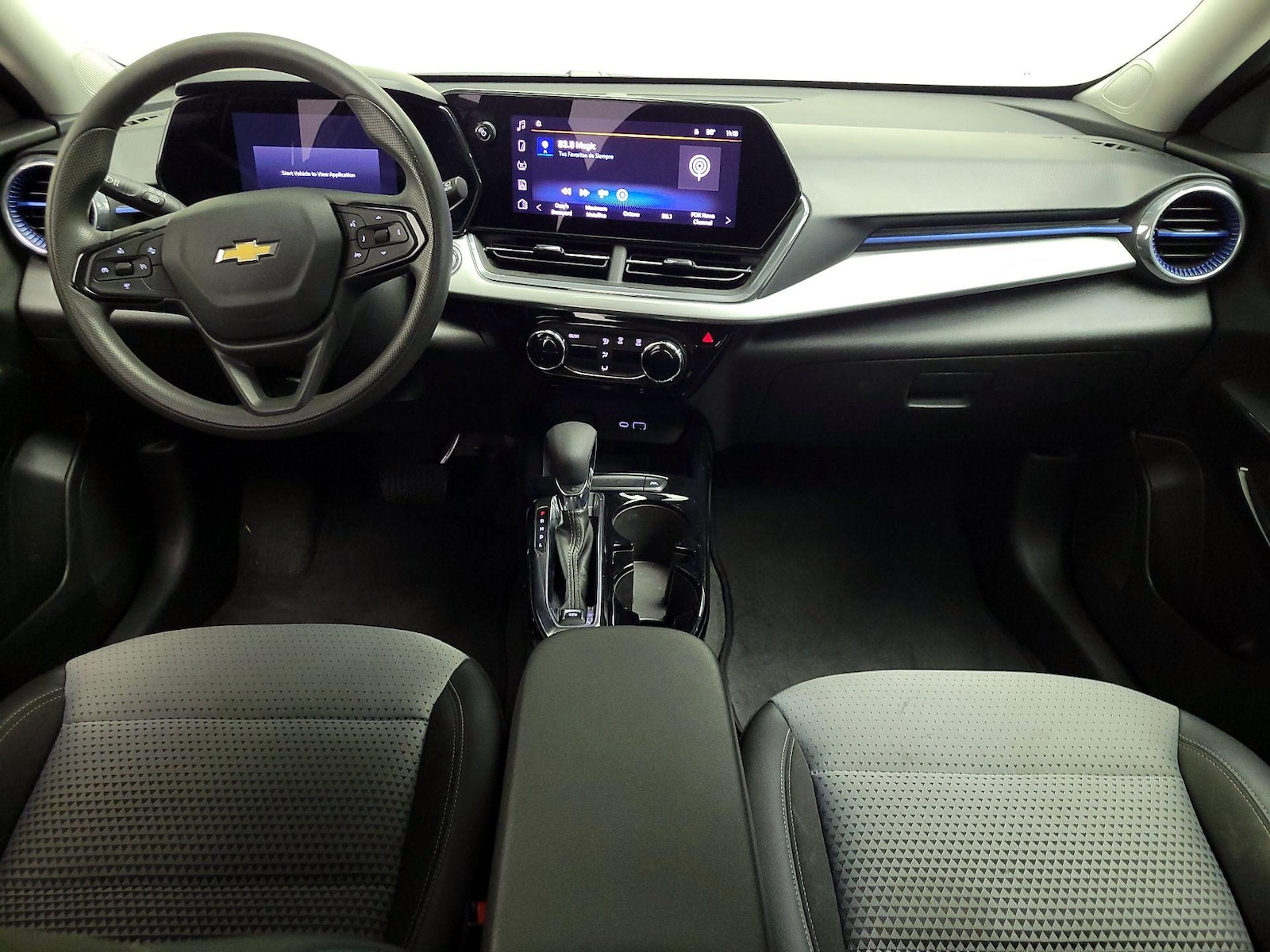 2025 Chevrolet Trax LT - Photo 10
