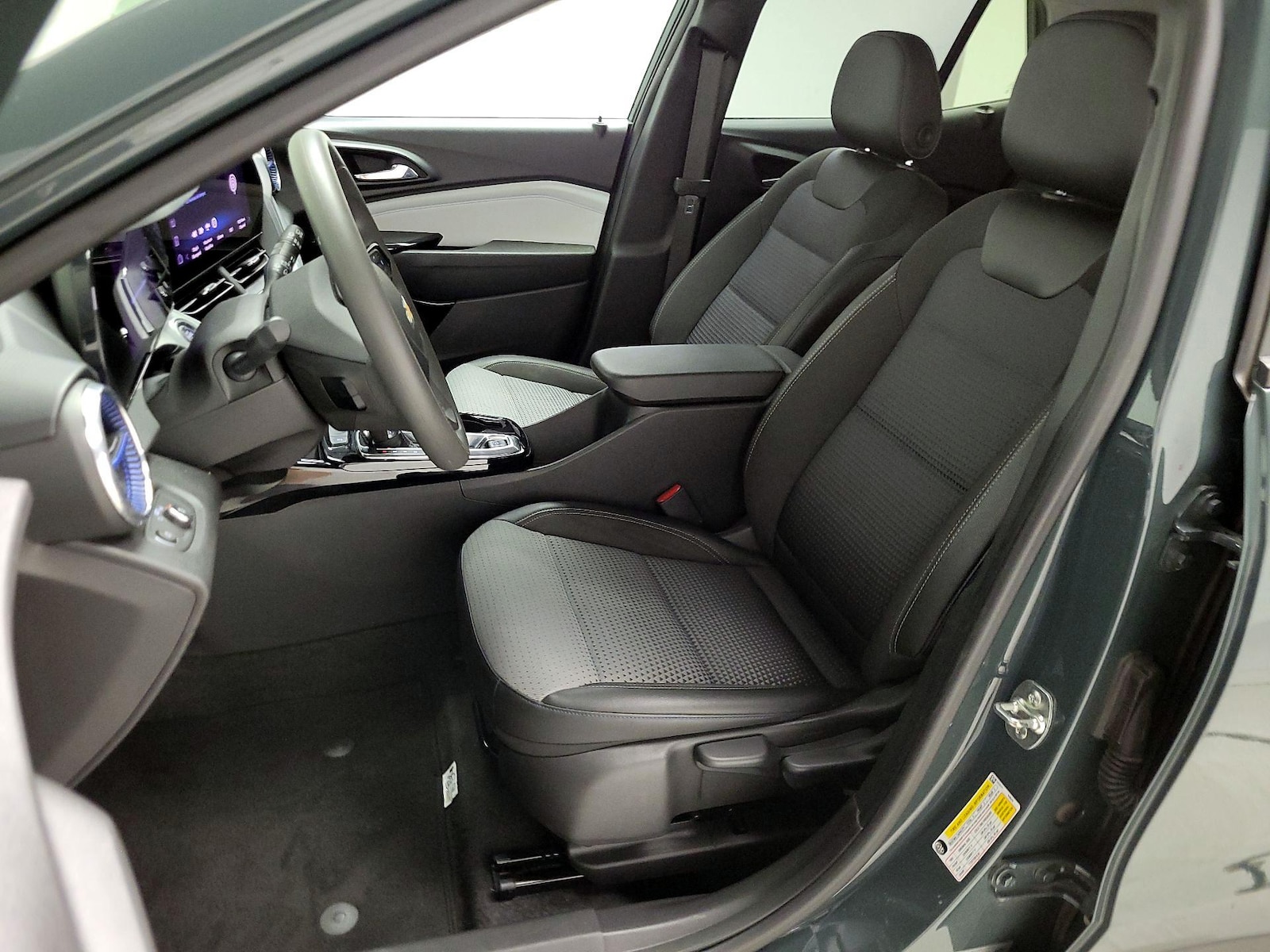2025 Chevrolet Trax LT - Photo 12