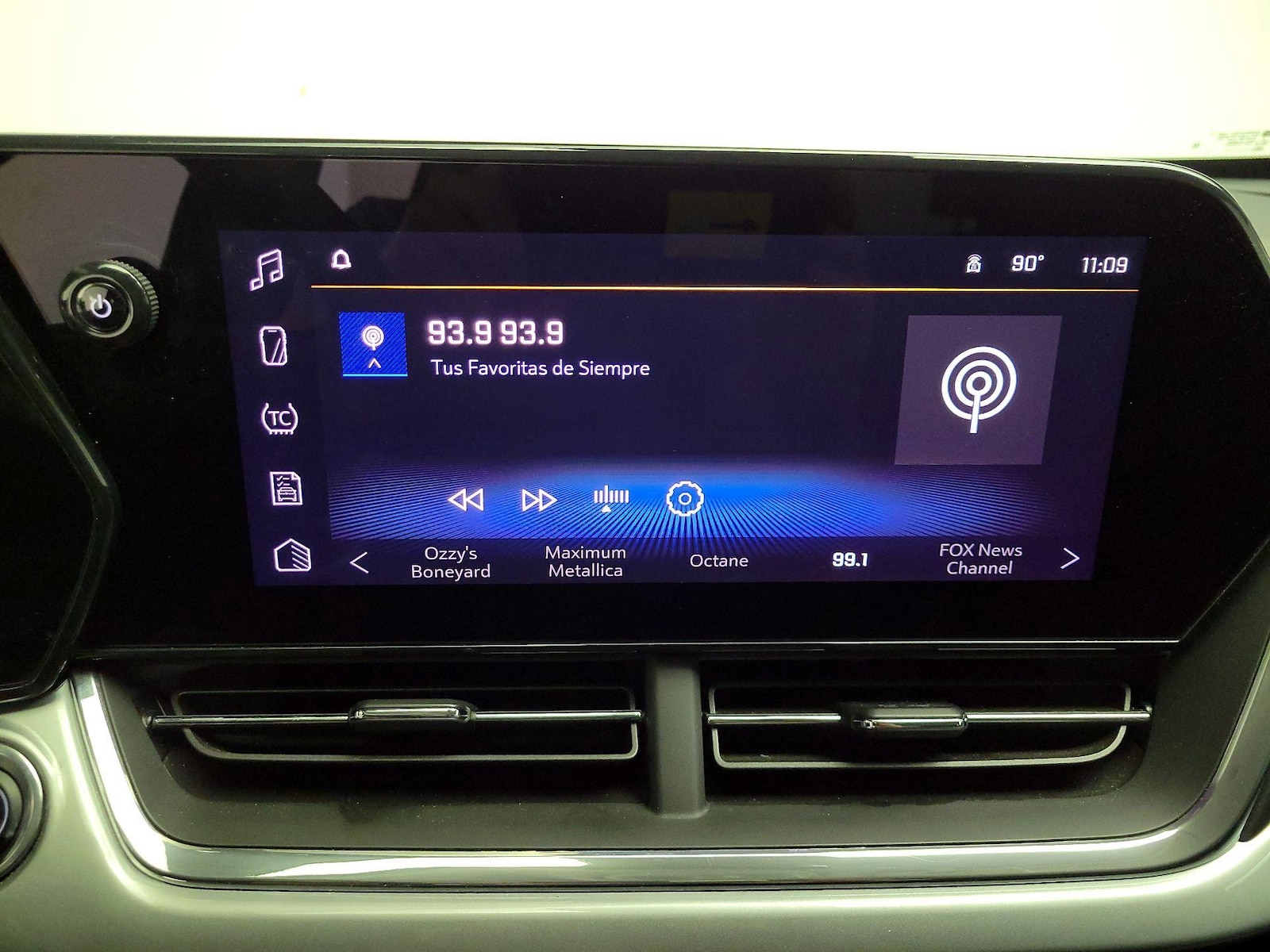 2025 Chevrolet Trax LT - Photo 17