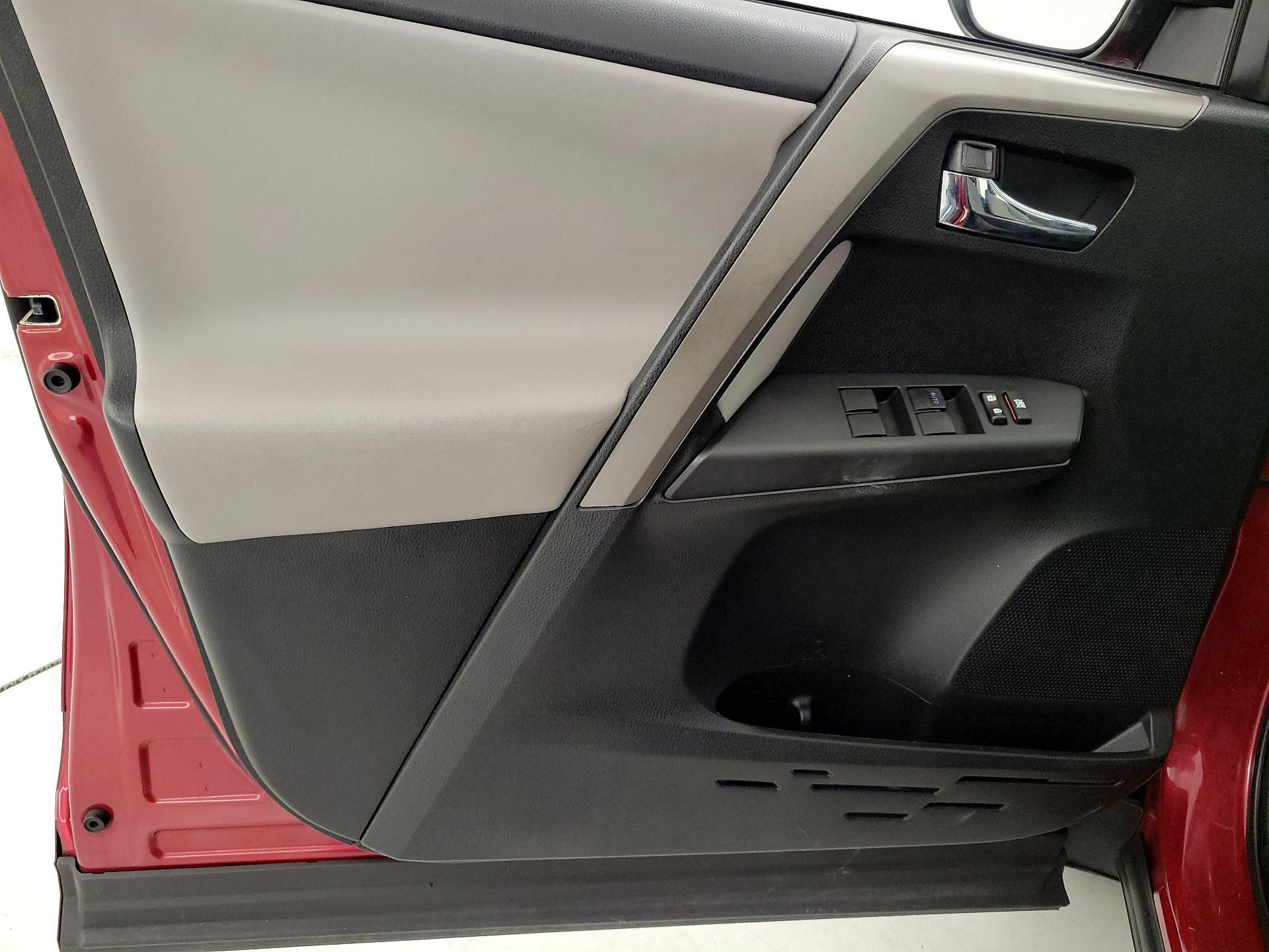 Thumbnail: 2018 Toyota RAV4 - 12