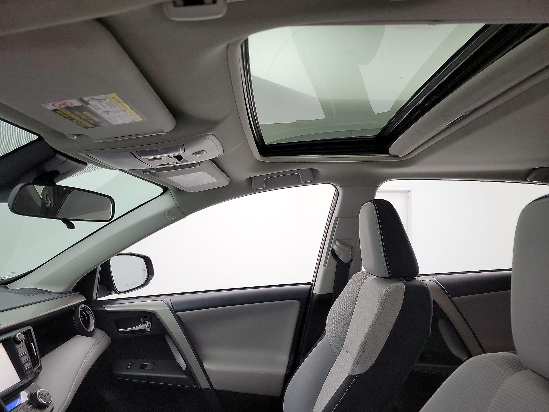 Thumbnail: 2018 Toyota RAV4 - 20