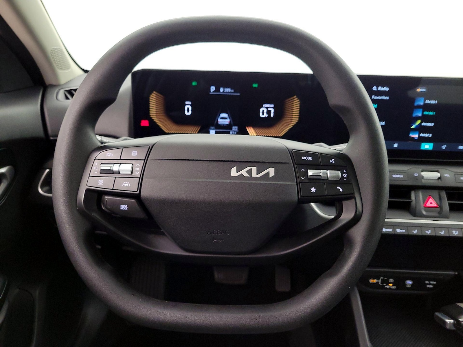 2025 Kia K4 LXS - Photo 11