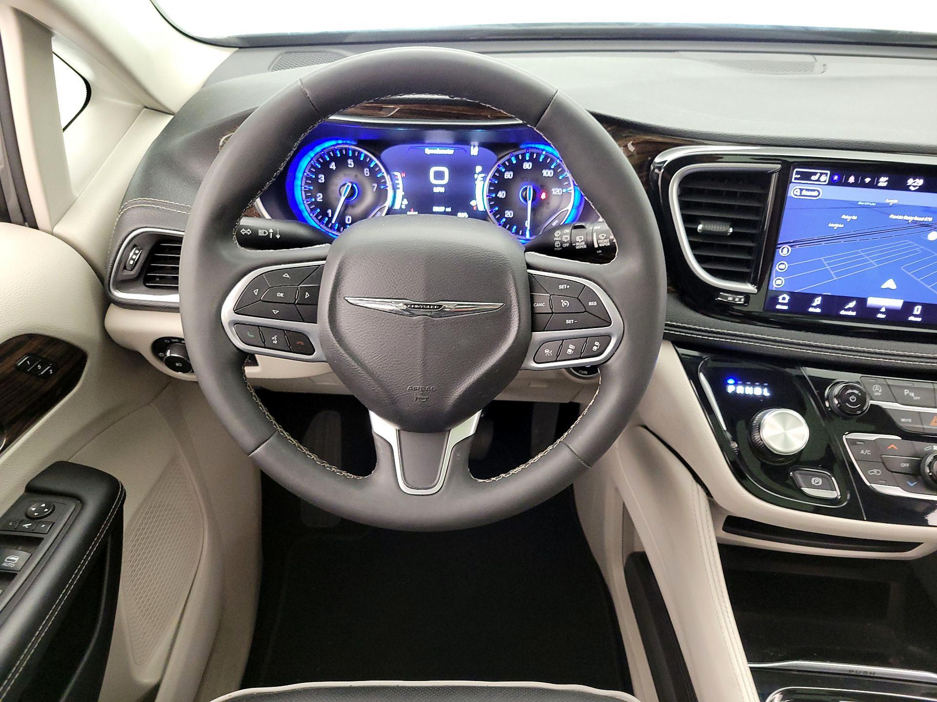 Thumbnail: 2023 Chrysler Pacifica - 10