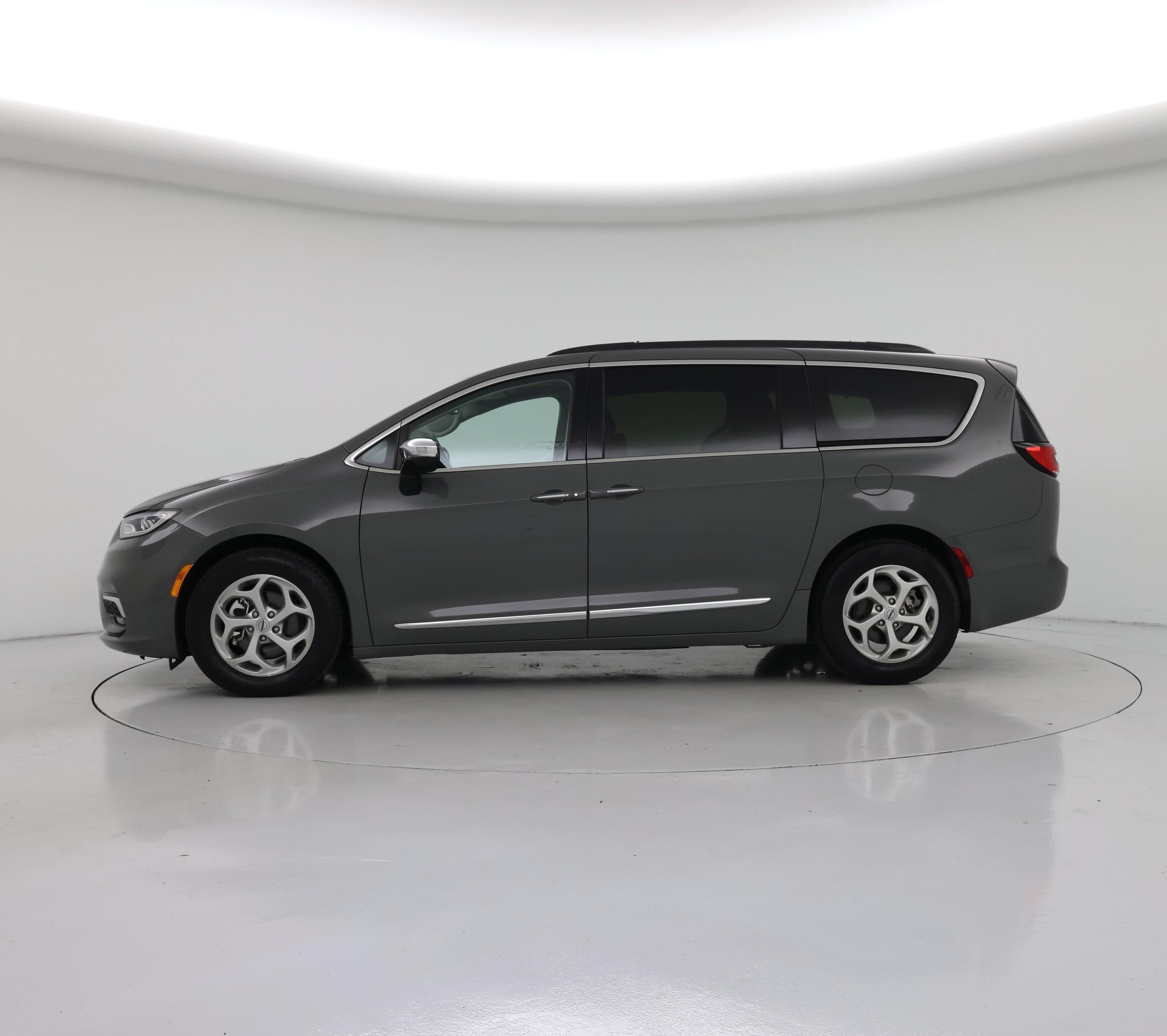 Thumbnail: 2023 Chrysler Pacifica - 3