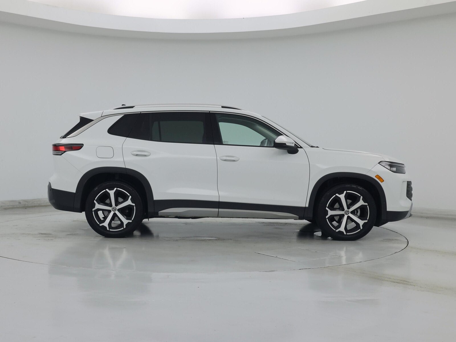 2026 Volkswagen Tiguan SE - Photo 8