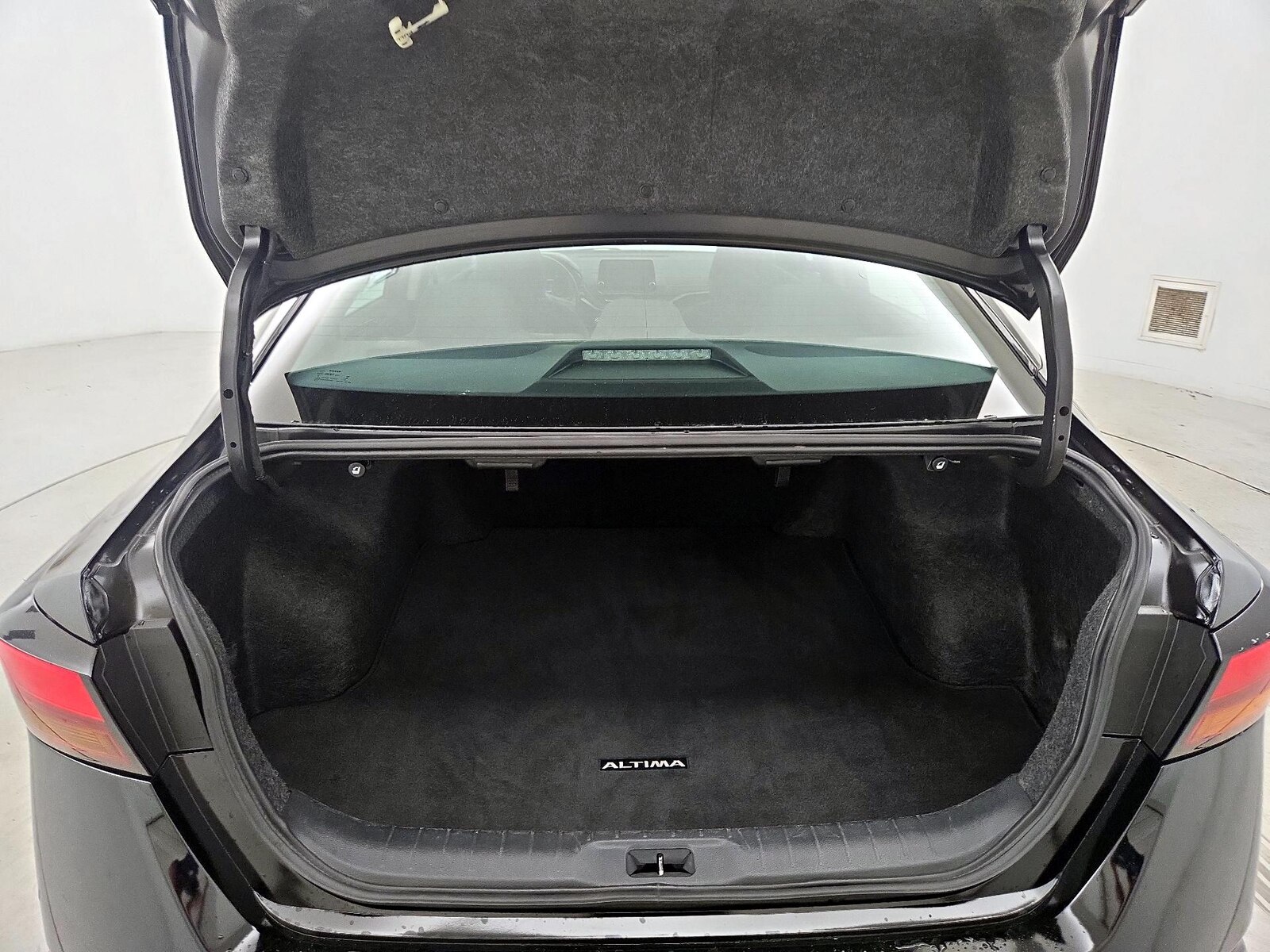 2025 Nissan Altima SV - Photo 21