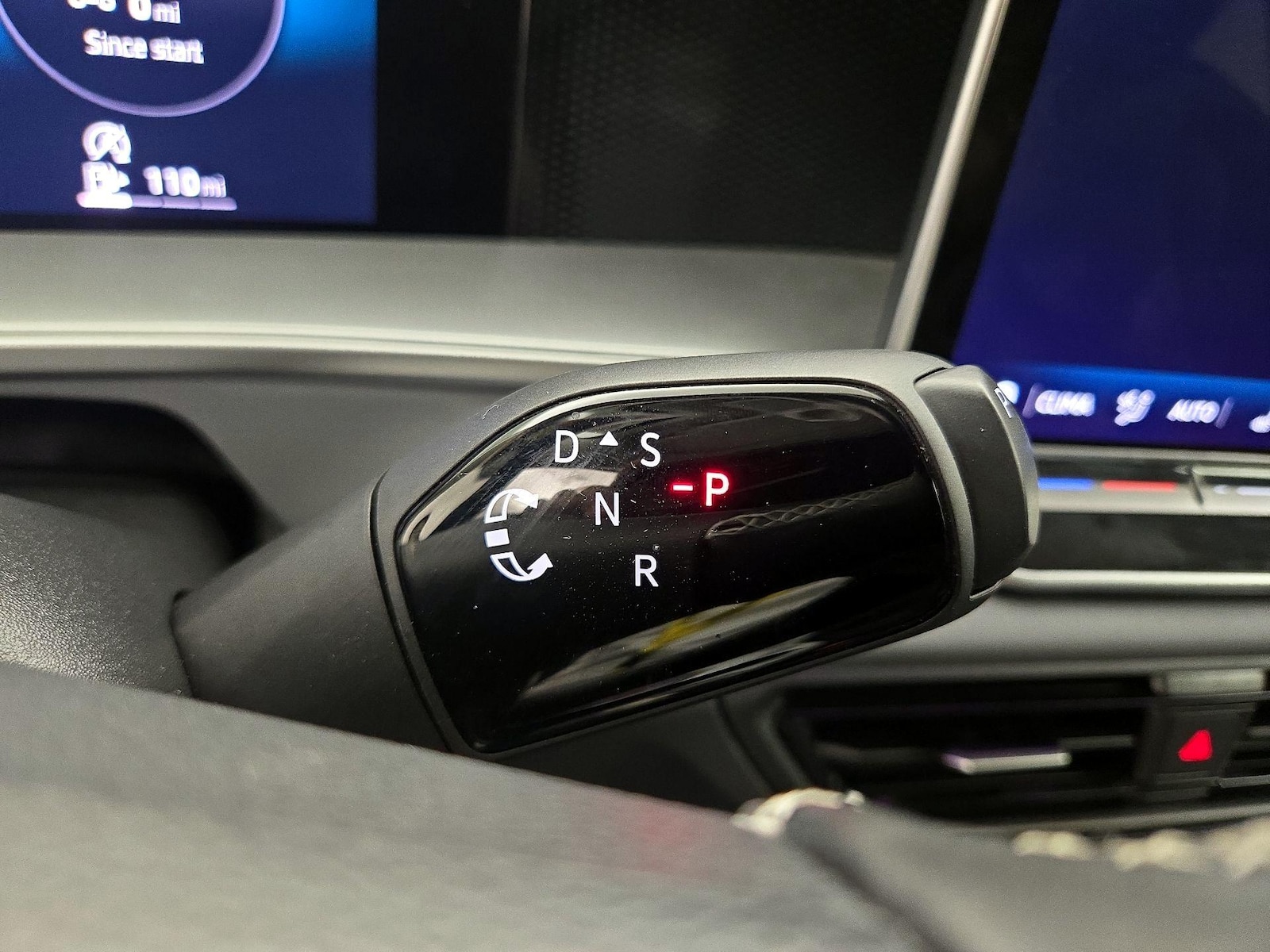 2026 Volkswagen Tiguan SE - Photo 18