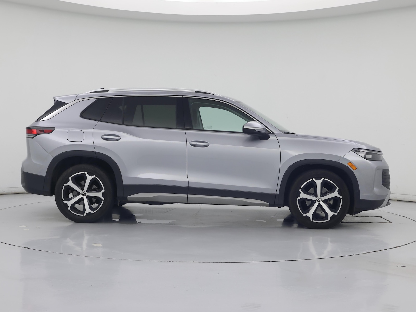 2026 Volkswagen Tiguan SE - Photo 8