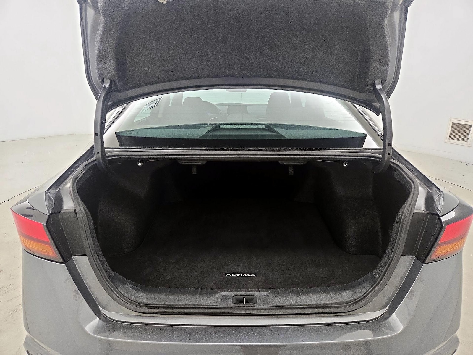 2025 Nissan Altima SV - Photo 21