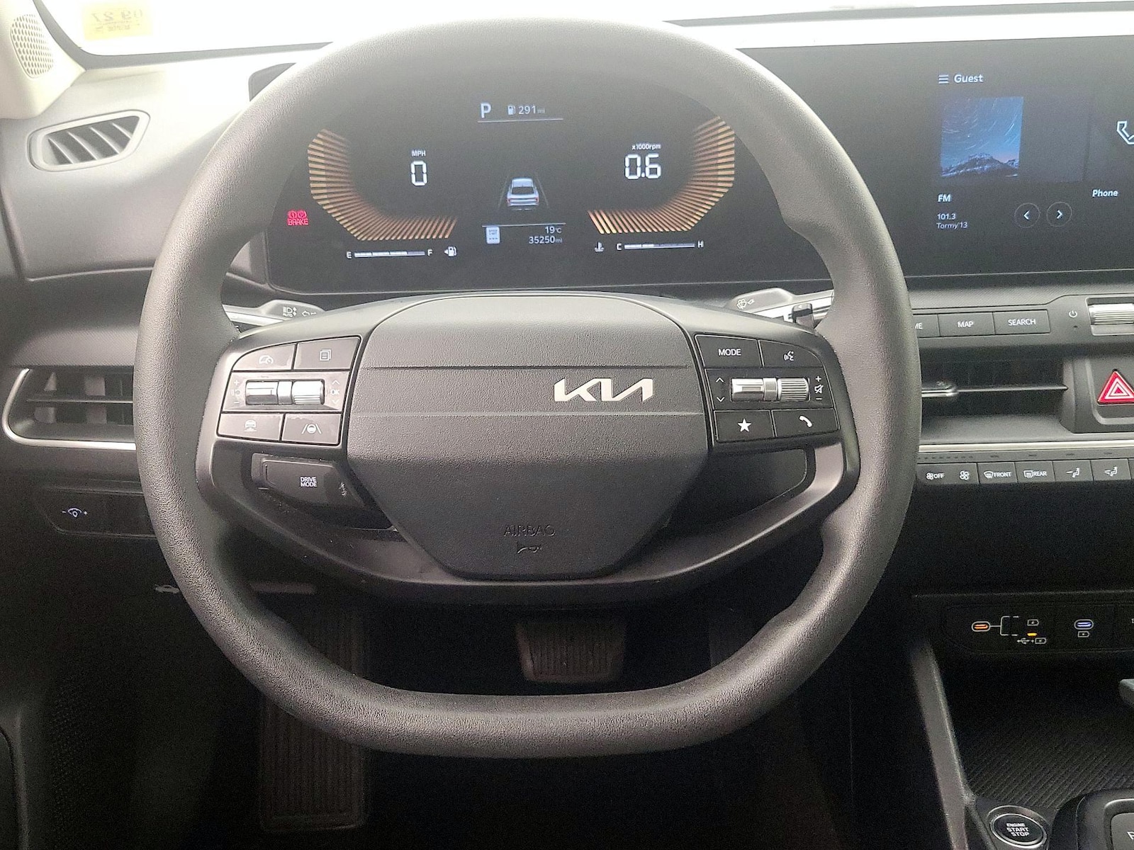 2025 Kia K4 LXS - Photo 11