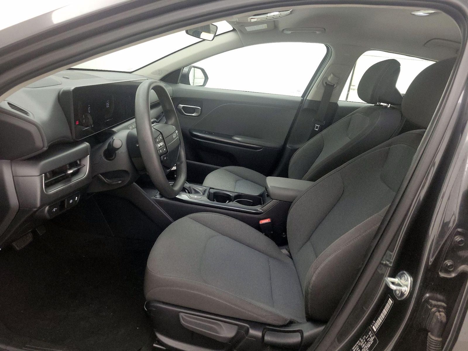 2025 Kia K4 LXS - Photo 12