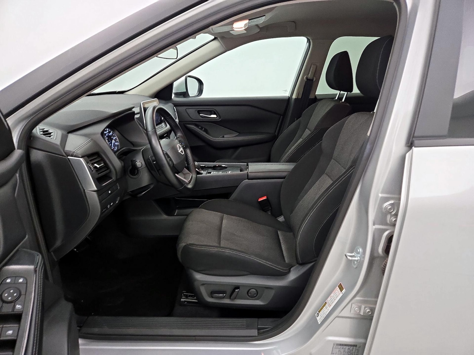 2025 Nissan Rogue SV - Photo 12