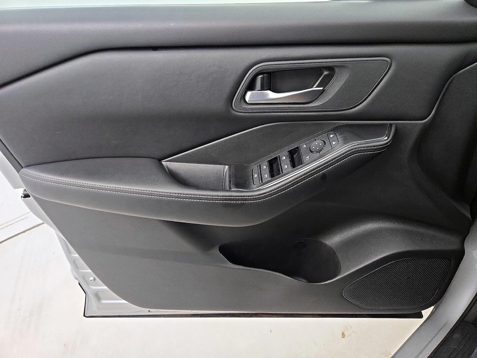 2025 Nissan Rogue SV - Photo 13
