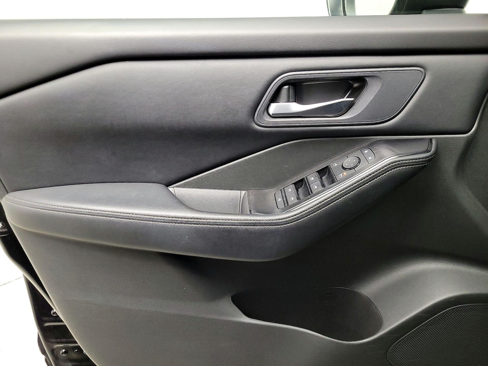 2025 Nissan Rogue SV - Photo 13