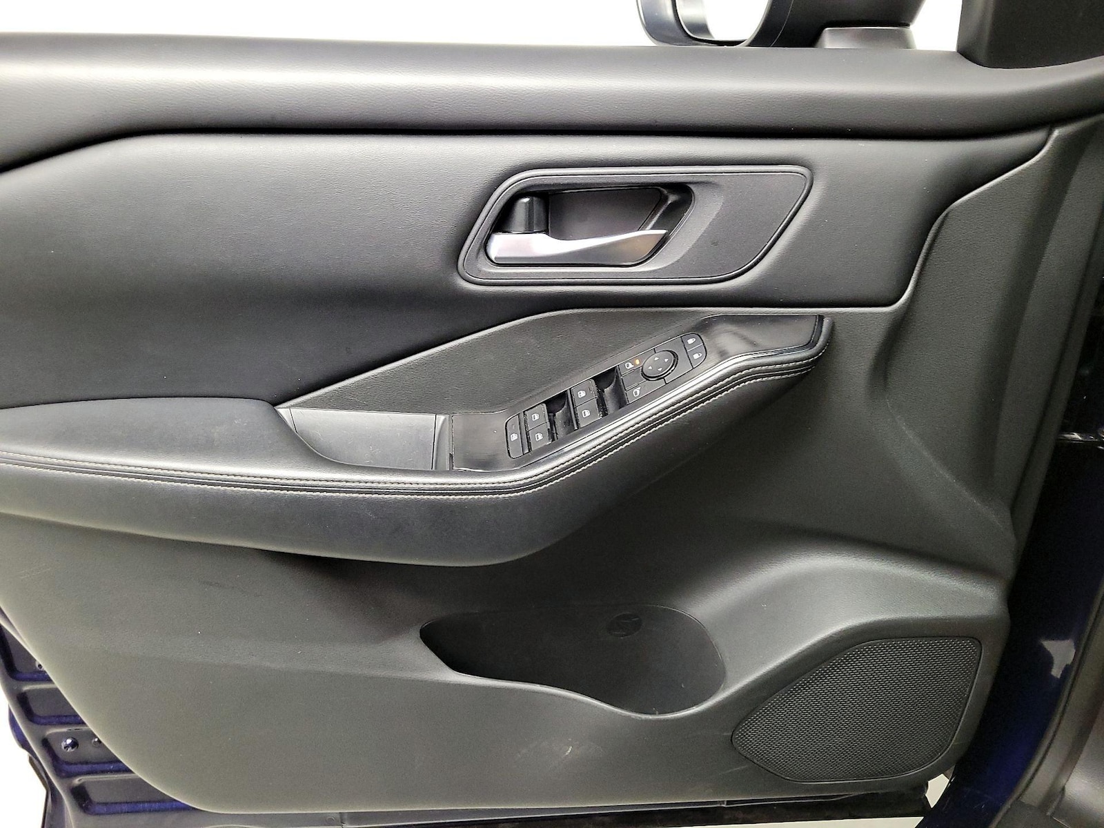 2025 Nissan Rogue SV - Photo 13