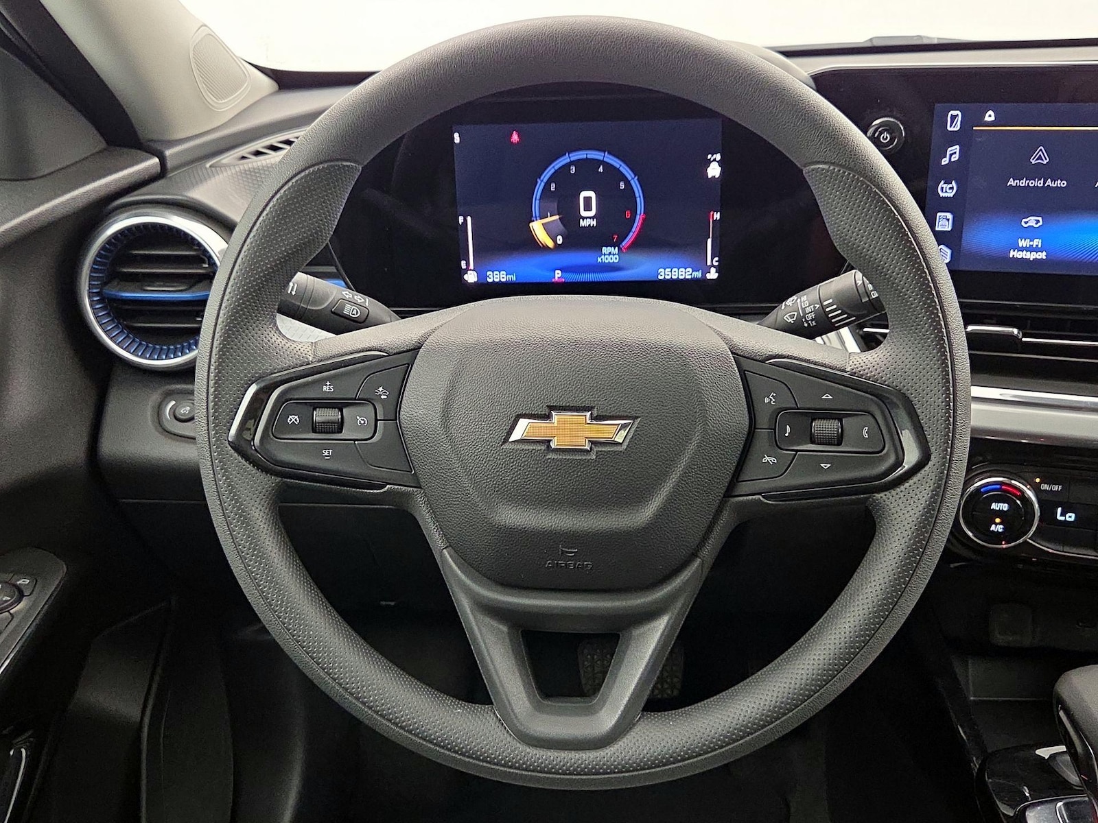 2025 Chevrolet Trax LT - Photo 11