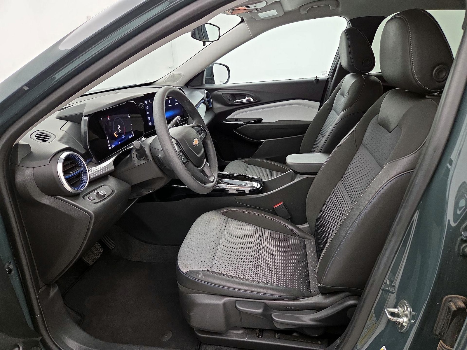2025 Chevrolet Trax LT - Photo 12