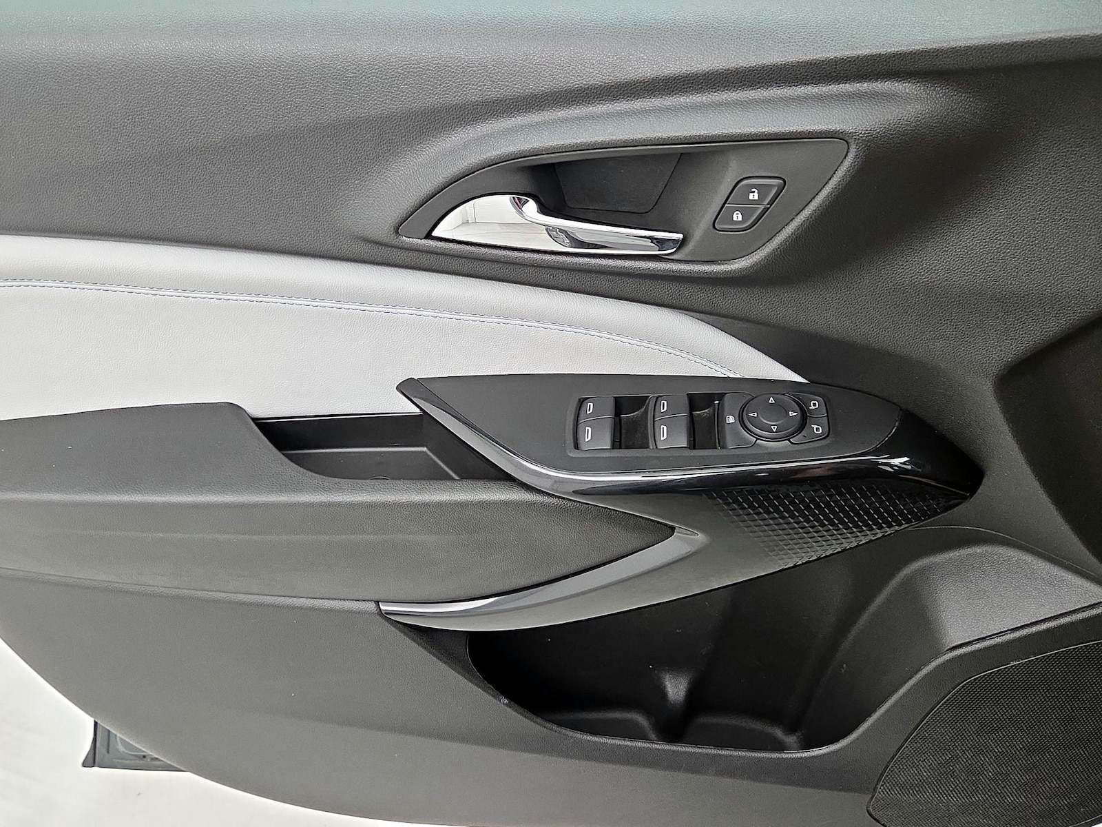 2025 Chevrolet Trax LT - Photo 13