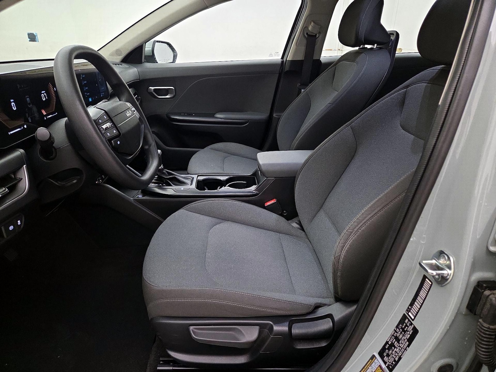 2025 Kia K4 LXS - Photo 12