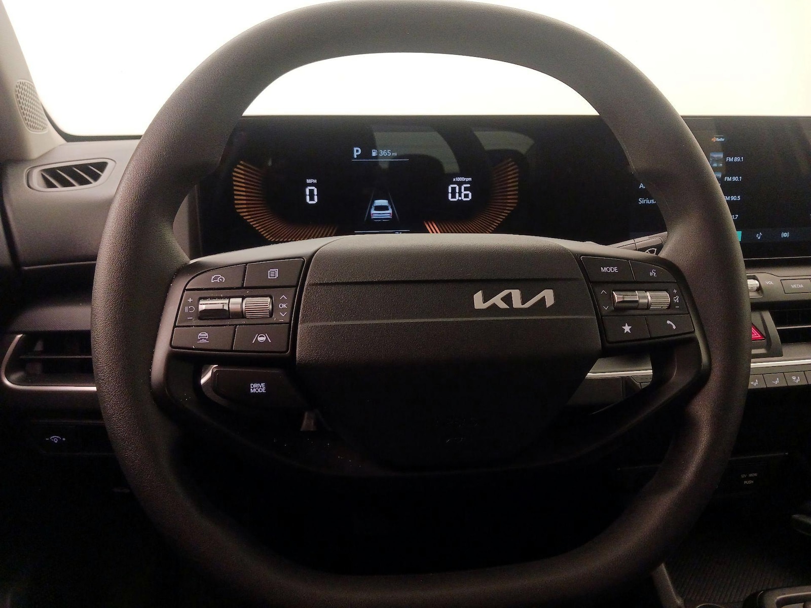 2025 Kia K4 LXS - Photo 11