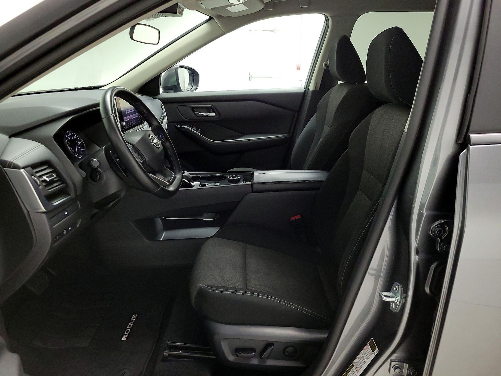 2025 Nissan Rogue SV - Photo 12