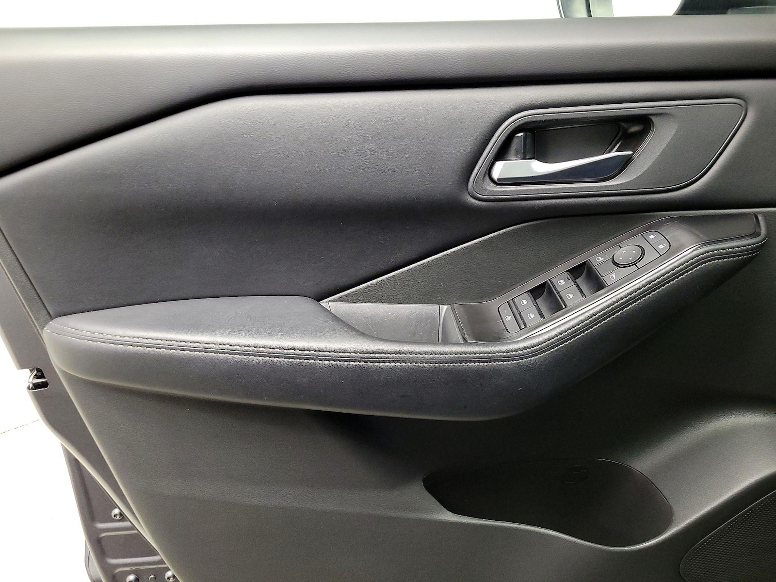 2025 Nissan Rogue SV - Photo 13
