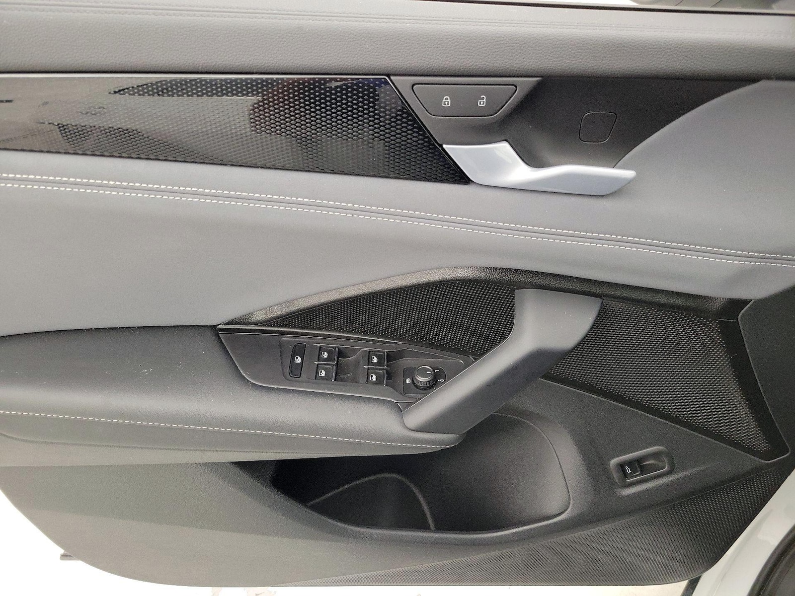 2026 Volkswagen Tiguan SE - Photo 13