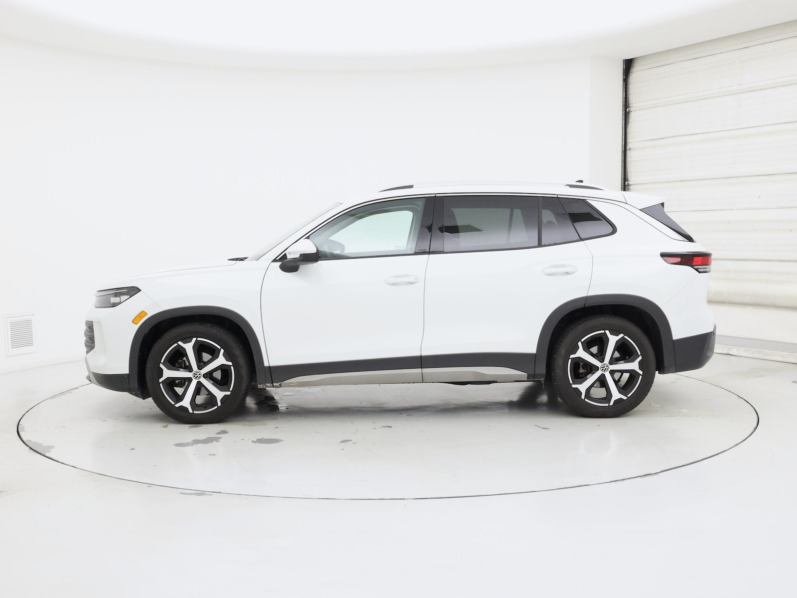 2026 Volkswagen Tiguan SE - Photo 4