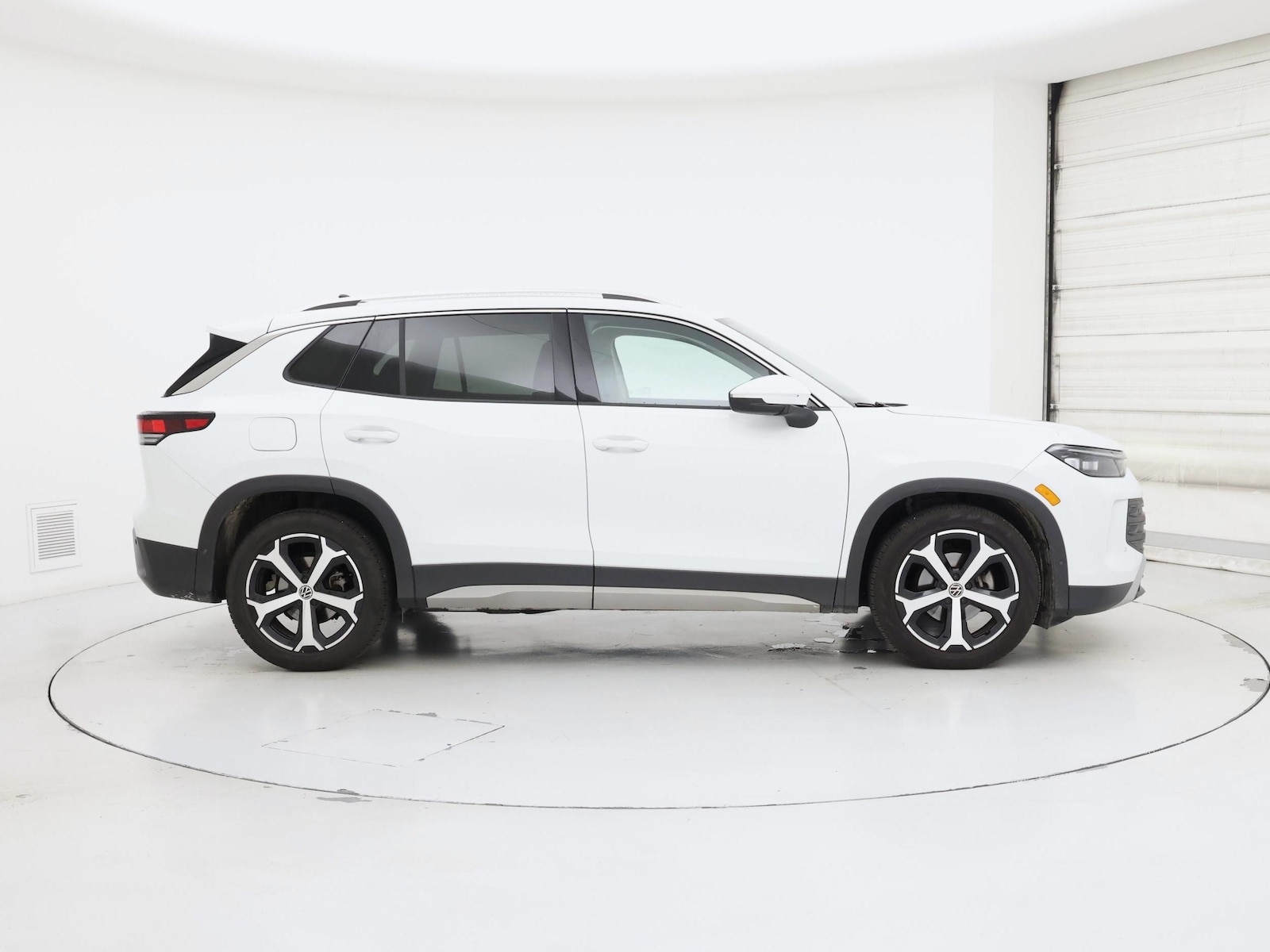 2026 Volkswagen Tiguan SE - Photo 8