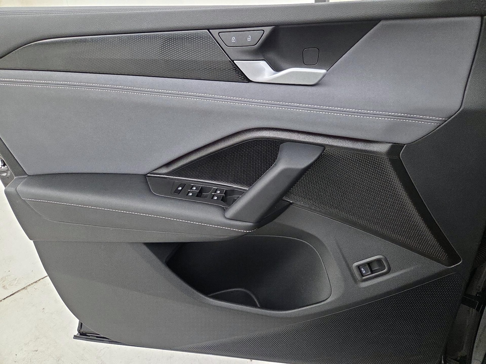 2026 Volkswagen Tiguan SE - Photo 13
