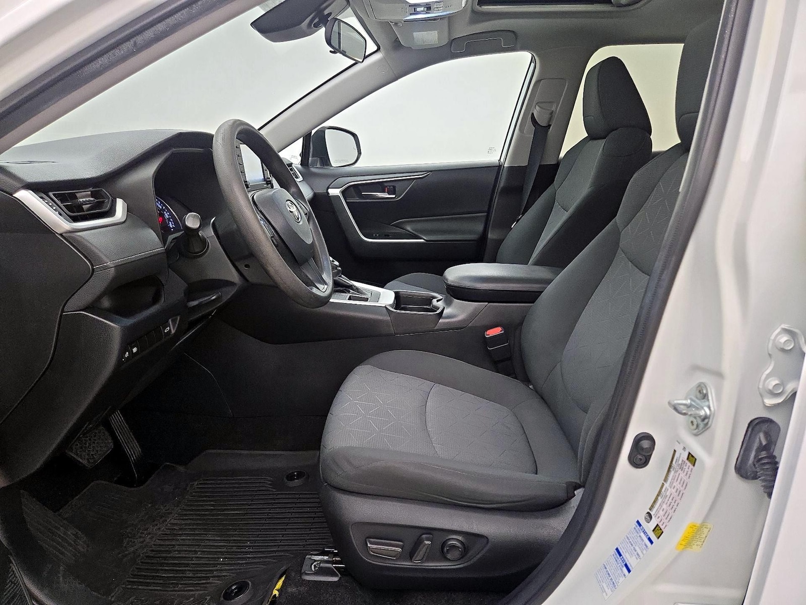 2021 Toyota RAV4 XLE - Photo 12