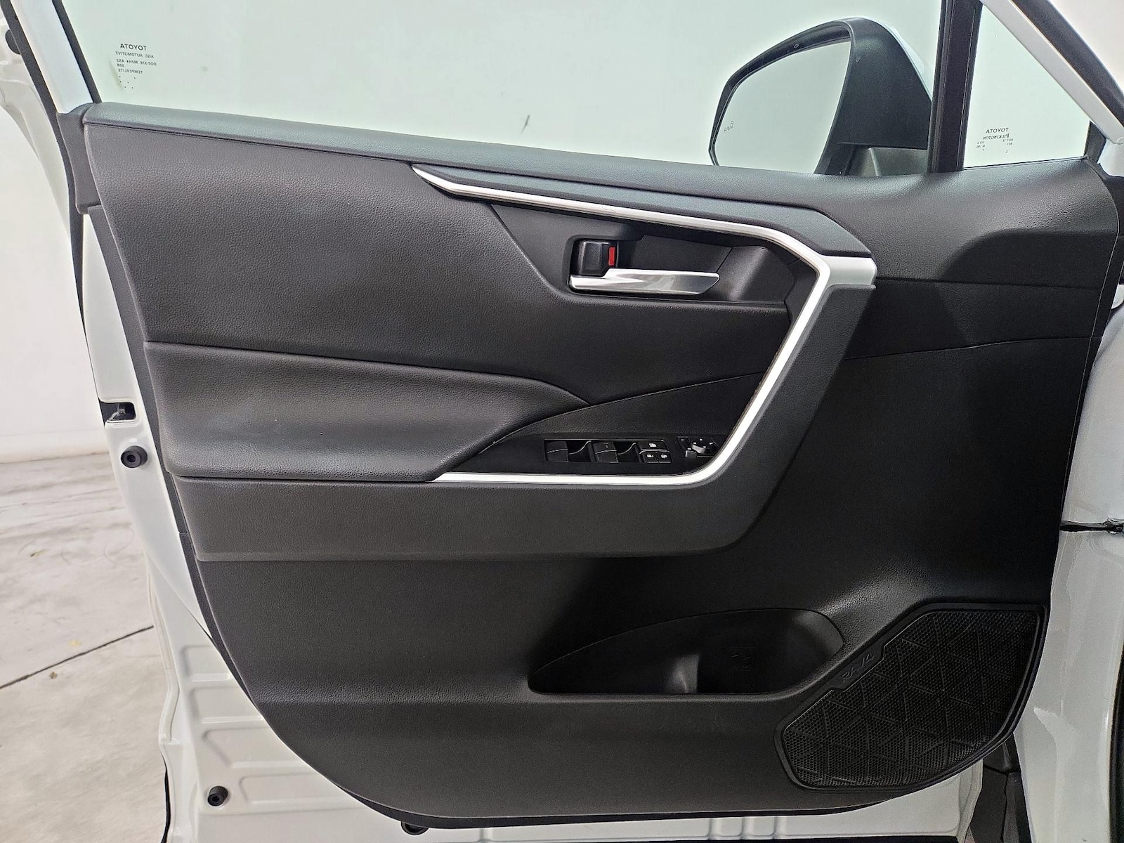 2021 Toyota RAV4 XLE - Photo 13