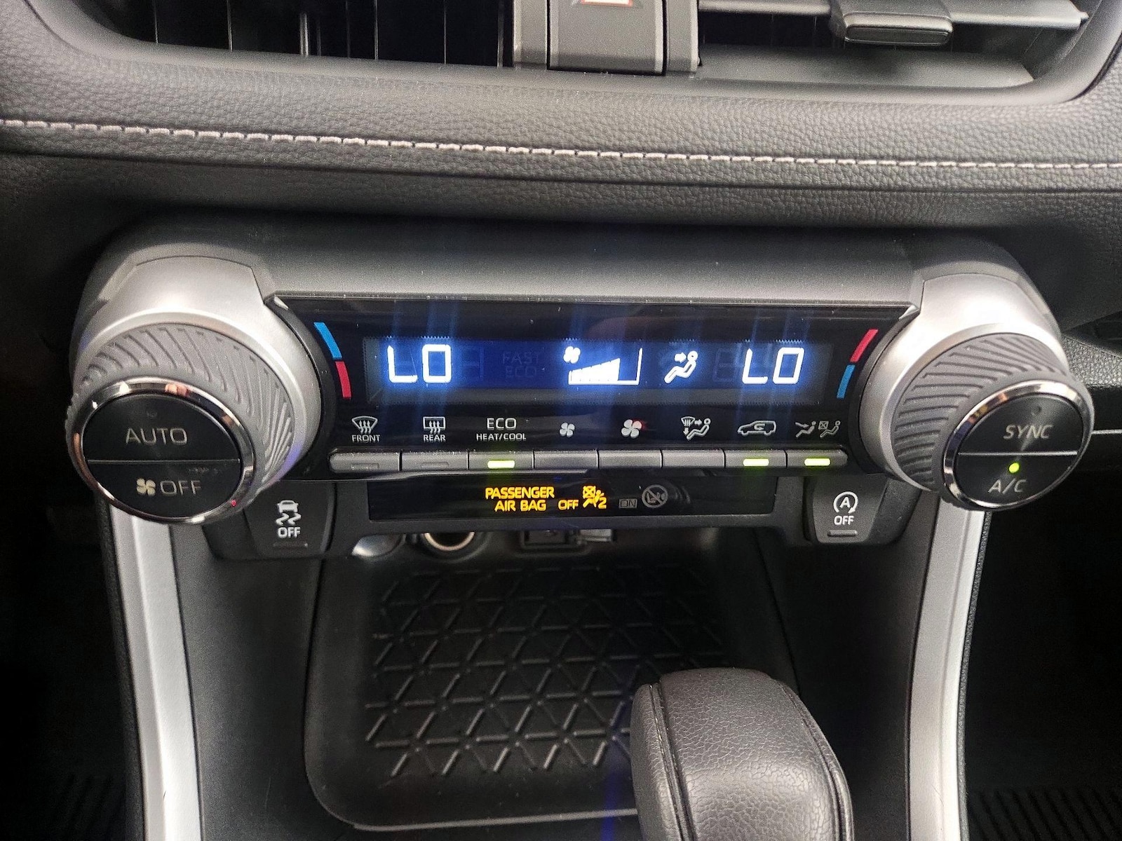2021 Toyota RAV4 XLE - Photo 17