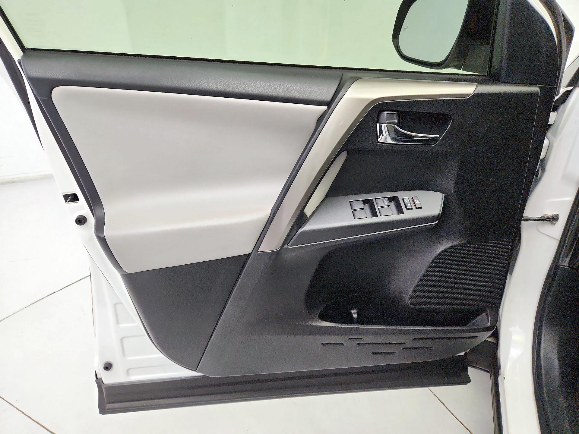 Thumbnail: 2018 Toyota RAV4 - 12
