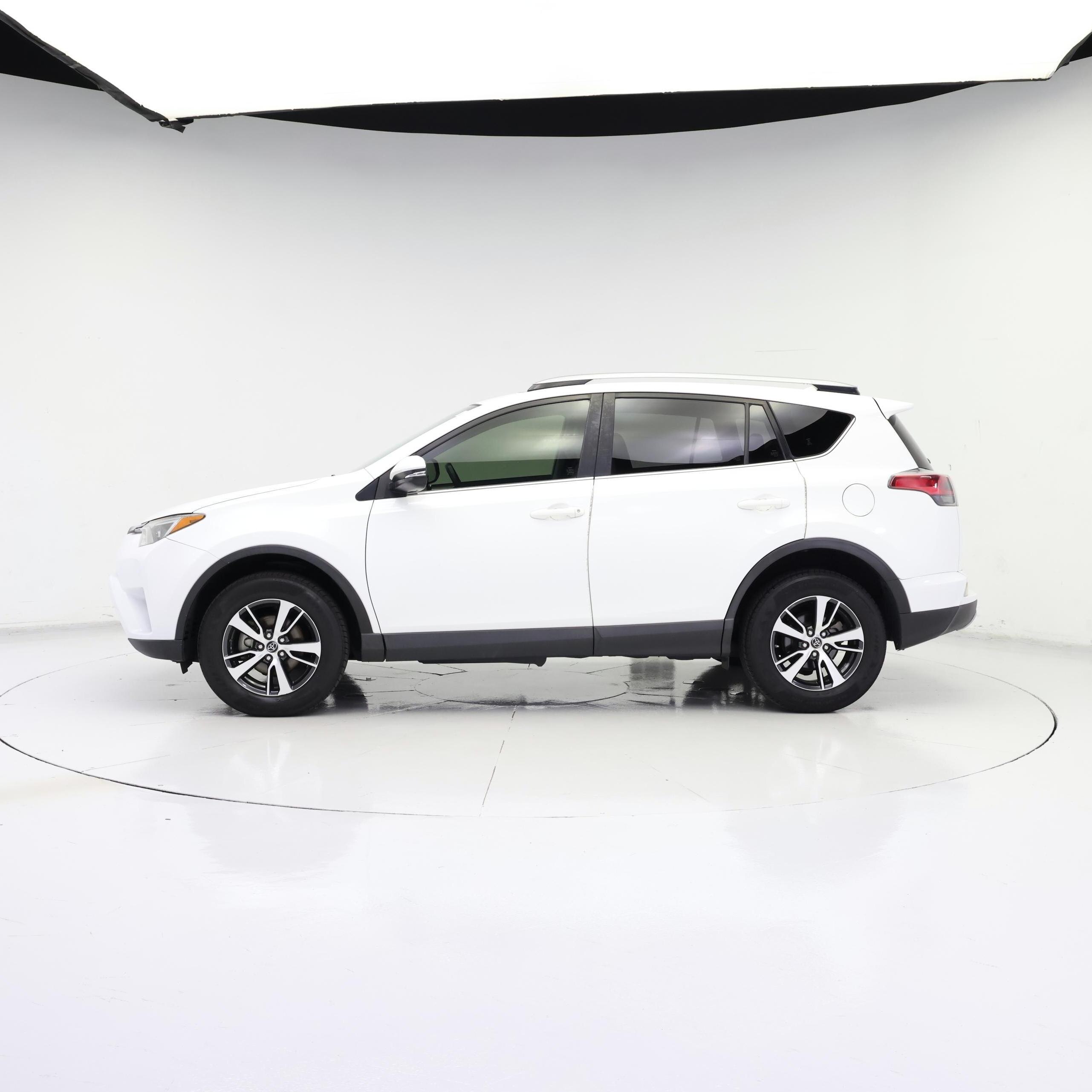 Thumbnail: 2018 Toyota RAV4 - 3