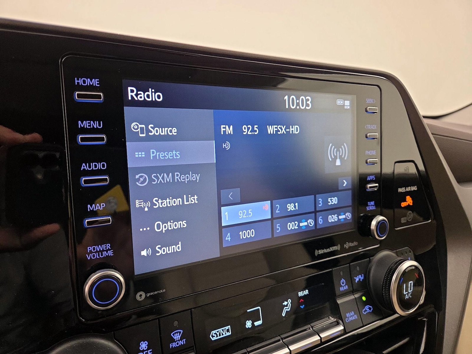 2022 Toyota Highlander XLE - Photo 16
