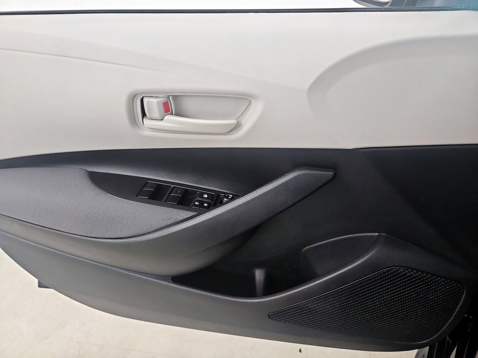 2025 Toyota Corolla LE - Photo 13