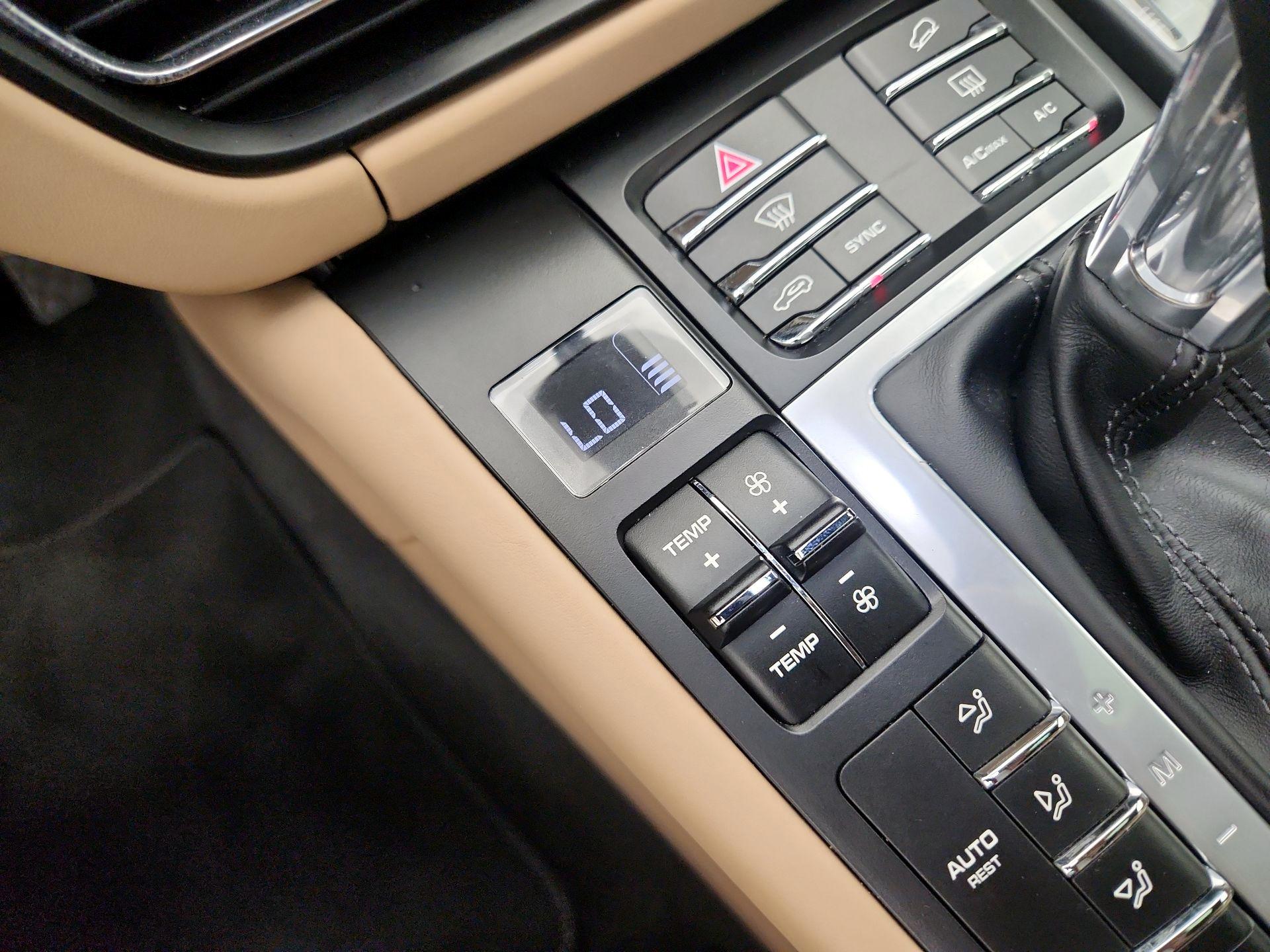 Thumbnail: 2020 Porsche Macan - 17